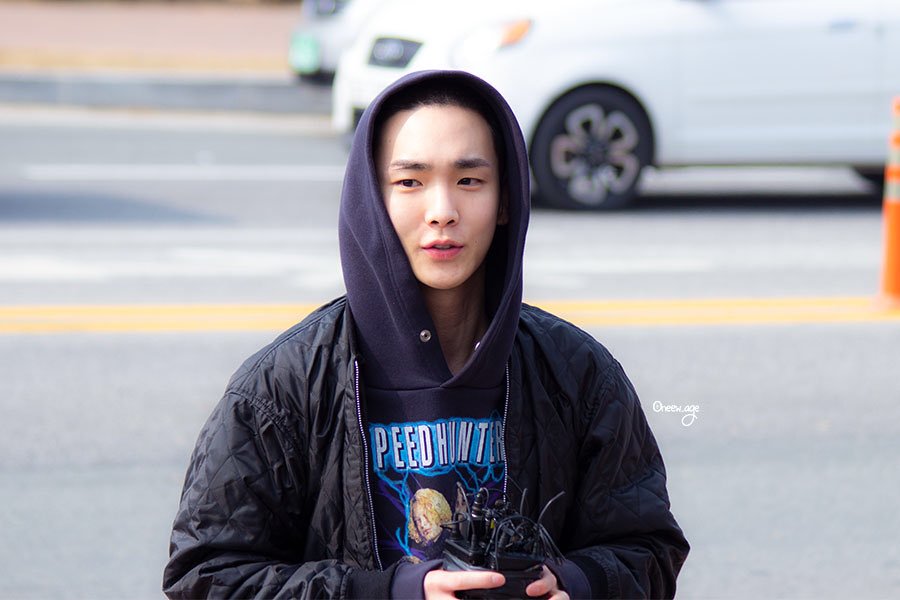 putalu's tweet photo. hoodie boy - a thread - #SHINee #Key #KimKibum https://t.co/DRAum0Fg0h