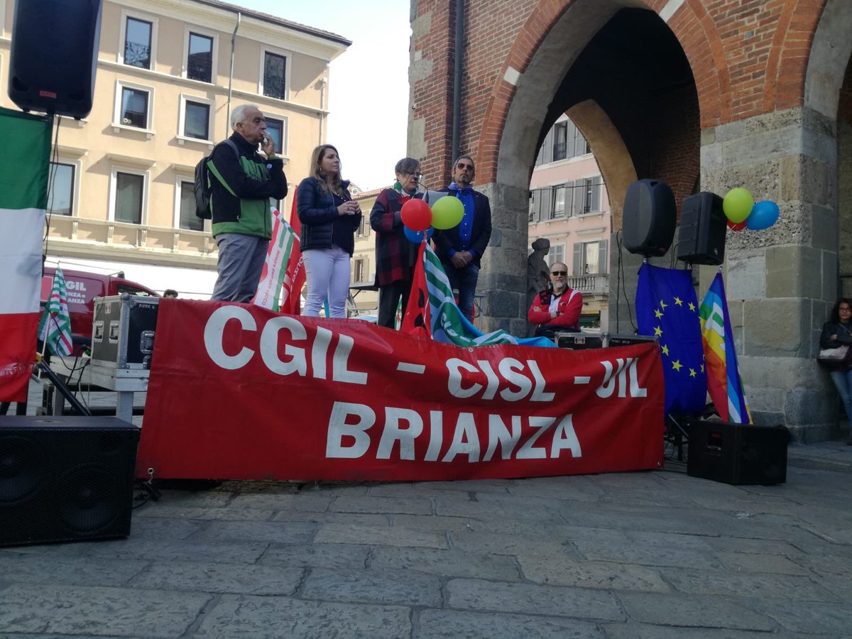 FpCgilLombardia's tweet photo. Da Bergamo a Monza #CiSiamo in questo #1maggio di lotta e festa per un’Europa che risponda ai bisogni delle persone. Per un’Europa equa e dei diritti, del buon lavoro #CiSiamo @FpCgilNazionale @cgilnazionale https://t.co/a5Kv1QNIRy