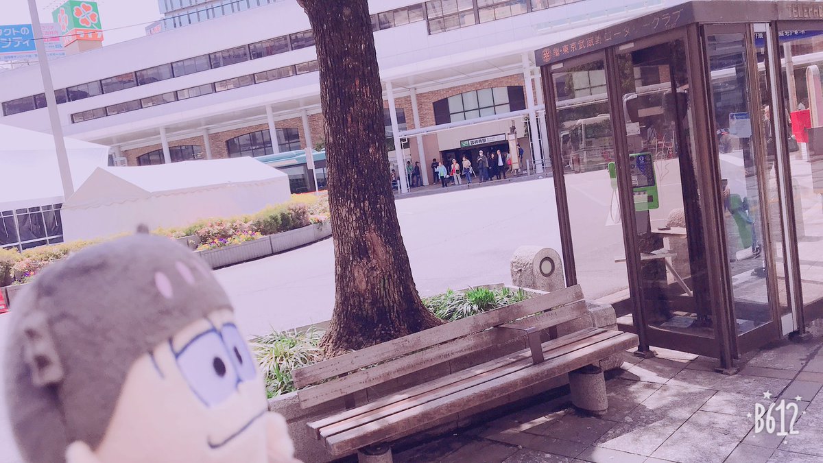 せつ えいがのおそ松さん聖地巡礼 まずは うぇいちゃんのセブンイレブン ちゃんと松たちが隠れてる壁とか首吊りスポットの自販機も近くにあったよ