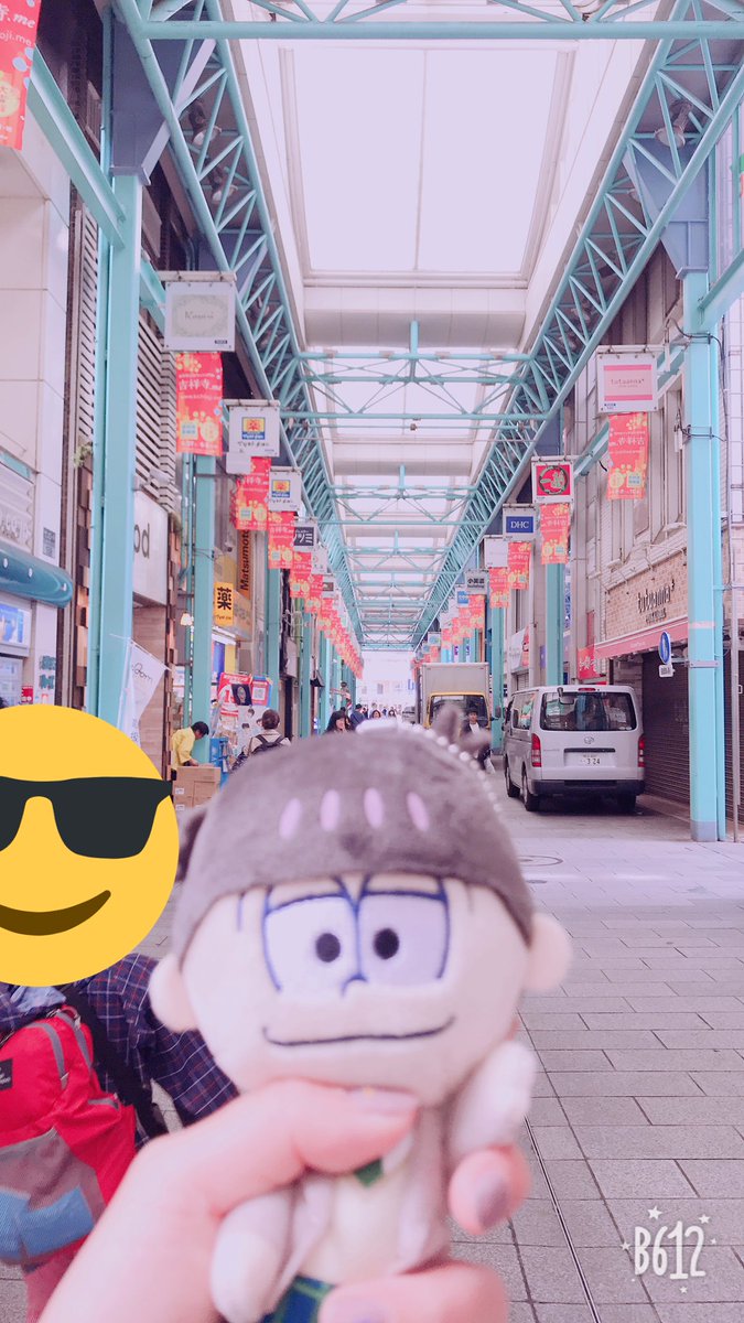 せつ えいがのおそ松さん聖地巡礼 まずは うぇいちゃんのセブンイレブン ちゃんと松たちが隠れてる壁とか首吊りスポットの自販機も近くにあったよ