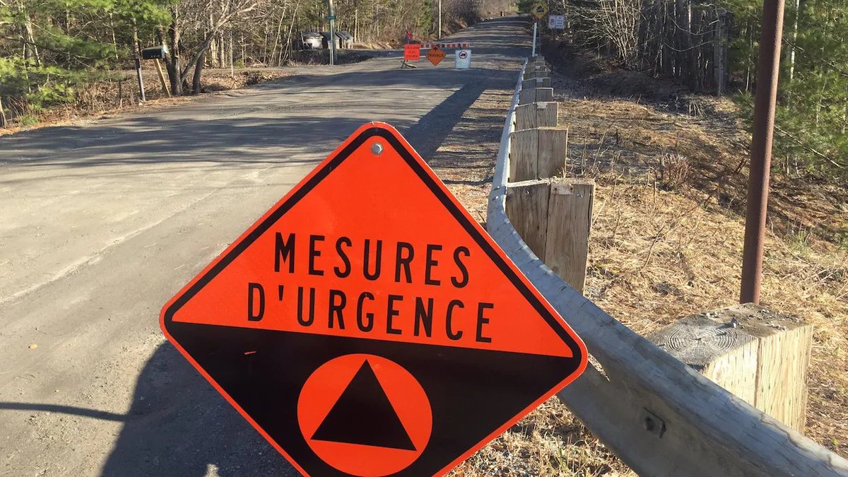 Le chemin Paramount à Bolton-Ouest est rouvert à la circulation et l'avis d'évacuation est levé. D'autres travaux doivent toutefois avoir lieu : la chaussée demeure pour l'instant cahoteuse, prévient la Municipalité. Aucun camion lourd ne peut encore y rouler #rces