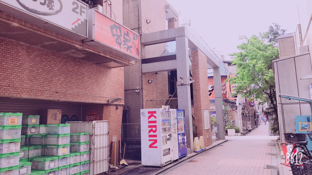 せつ えいがのおそ松さん聖地巡礼 まずは うぇいちゃんのセブンイレブン ちゃんと松たちが隠れてる壁とか首吊りスポットの自販機も近くにあったよ