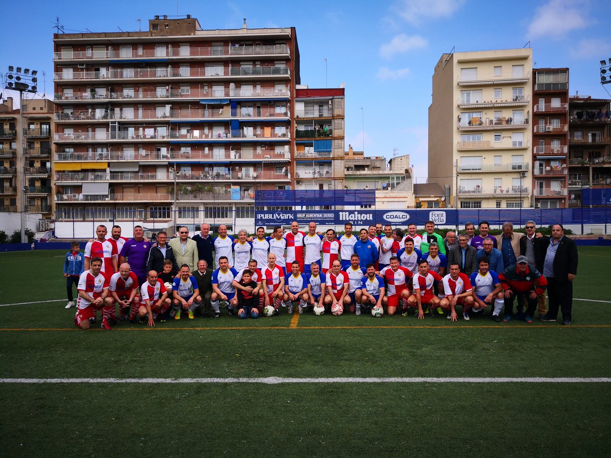 ecgranollers's tweet photo. Comença el triangular👏👏👏 primer partit @ecgranollers @CESabadell 💪 amb els nostres ex jugadors Gerard López, @alexdelmas10, i altres a sobre al terreny de joc👏 comença la millor manera de recordar-te Pere, jugant a ⚽ SOM-HI💪💪 #Veterans https://t.co/xSJf3x31pT