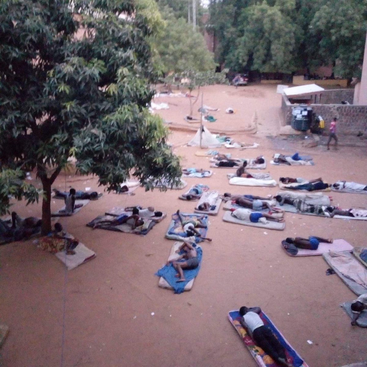 Hassaan_Shehu's tweet photo. This is the current mood at the early hours of today at Usmanu Danfodiyo University Hostel......... The heat is jst too much Allav ya kawa sauki https://t.co/hpNfaF0QNl