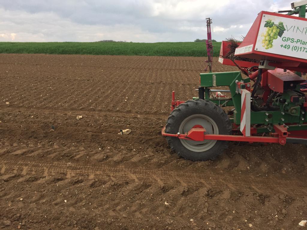 tuffonhall's tweet photo. We've been busy in #Vineyard planting 3000 new #PinotNoir vines! They will be ready to #harvest in 2022. Pinot Noir isn't the easiest to grow, however it produces wonderful #grapes which can be used for rosé, sparkling rosé or our fabulous #ClassicCuvee 🌱 
#tuffonhall https://t.co/at44dkJ8oP