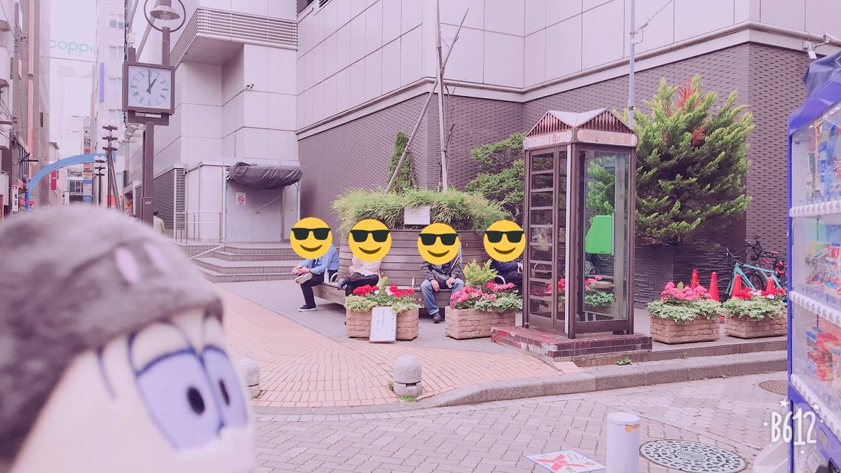 せつ えいがのおそ松さん聖地巡礼 まずは うぇいちゃんのセブンイレブン ちゃんと松たちが隠れてる壁とか首吊りスポットの自販機も近くにあったよ