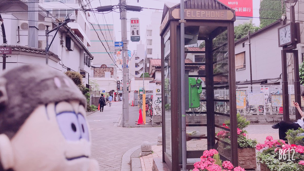 せつ えいがのおそ松さん聖地巡礼 まずは うぇいちゃんのセブンイレブン ちゃんと松たちが隠れてる壁とか首吊りスポットの自販機も近くにあったよ