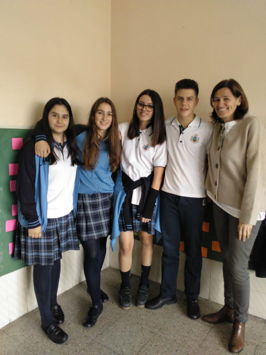 EdufinAEB's tweet photo. ¡Esta clase del colegio @PastorasGetafe fue la ganadora de la final nacional del concurso de #EducaciónFinanciera #EMQ19! Muy pronto sabremos quiénes son los dos alumnos que representarán a España en la final europea del próximo 7 de mayo en Bruselas @MoneyQuizEurope https://t.co/hTkzeLlqmf