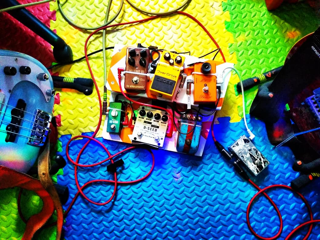 BruceGuitars's tweet photo. Practice makes perfect . . . My practice rig with small monitor amp. Just recently got my 1st looper which is great for practicing.
#practicemakesperfect #gear4music #thomman #mxr #harleybenton #boss #marshall #tcelectronic https://t.co/wZn4jIIOWm