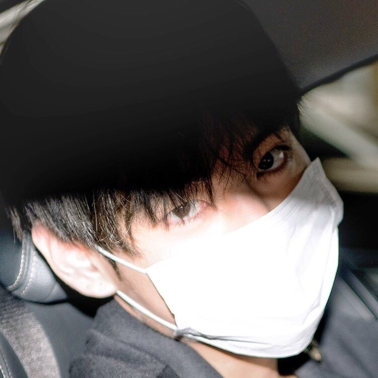 dar6010's tweet photo. Ох уж этот взгляд, аж мороз по коже @BTS_twt https://t.co/kfengdHTwA