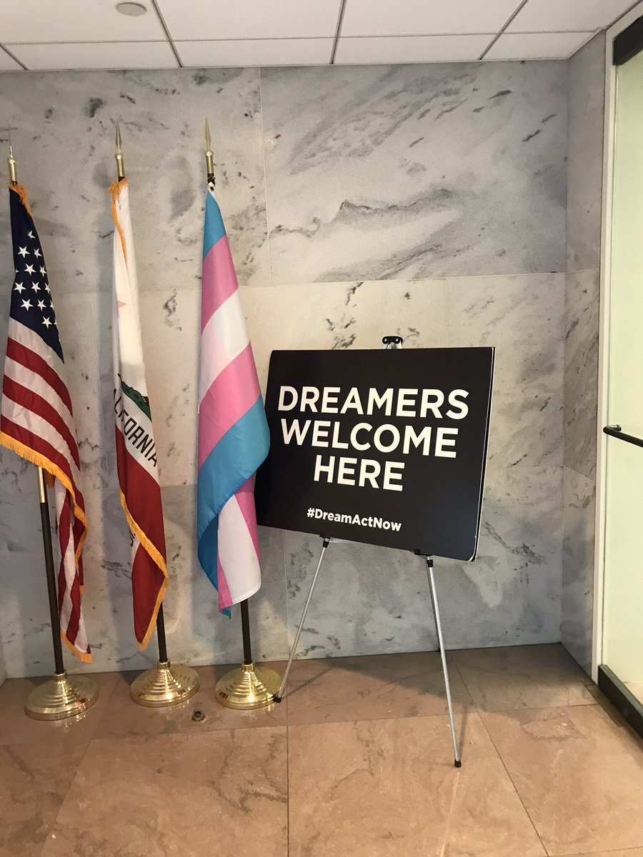 ZestlanSimmons's tweet image. Yesterday I was given the opportunity to meet with Senator @DougJones, and tour the White House. As I strolled through the East Wing, I  thought of the opulent palaces of Europe.
@BookerMagnet @AlabamaDeptofEd @MPSAL 
#alnbct @myAEA #spinningstrawintogold
#NTOY19 #ALTOY19