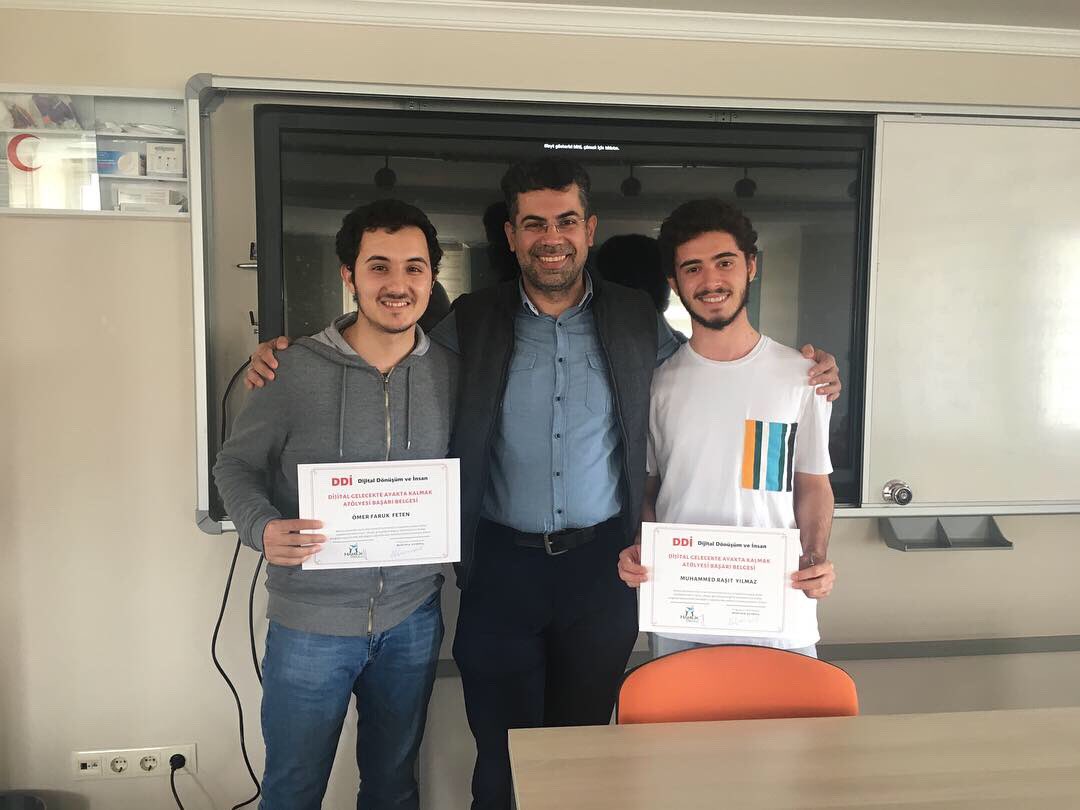ddveinsan's tweet photo. 5 grubumuz tümüyle kendi üretimleri olan fikir geliştirme ve proje olgunlaştırma çalışmaları boyunca yaşadıkları zorlukları, deneyimlerini ve ortaya koydukları çıktıları bizlerle paylaştılar.Kendilerini tebrik ediyor, proje çalışmalarına devam edecek olanlara başarılar diliyoruz. https://t.co/6f3s9cZ5Bz