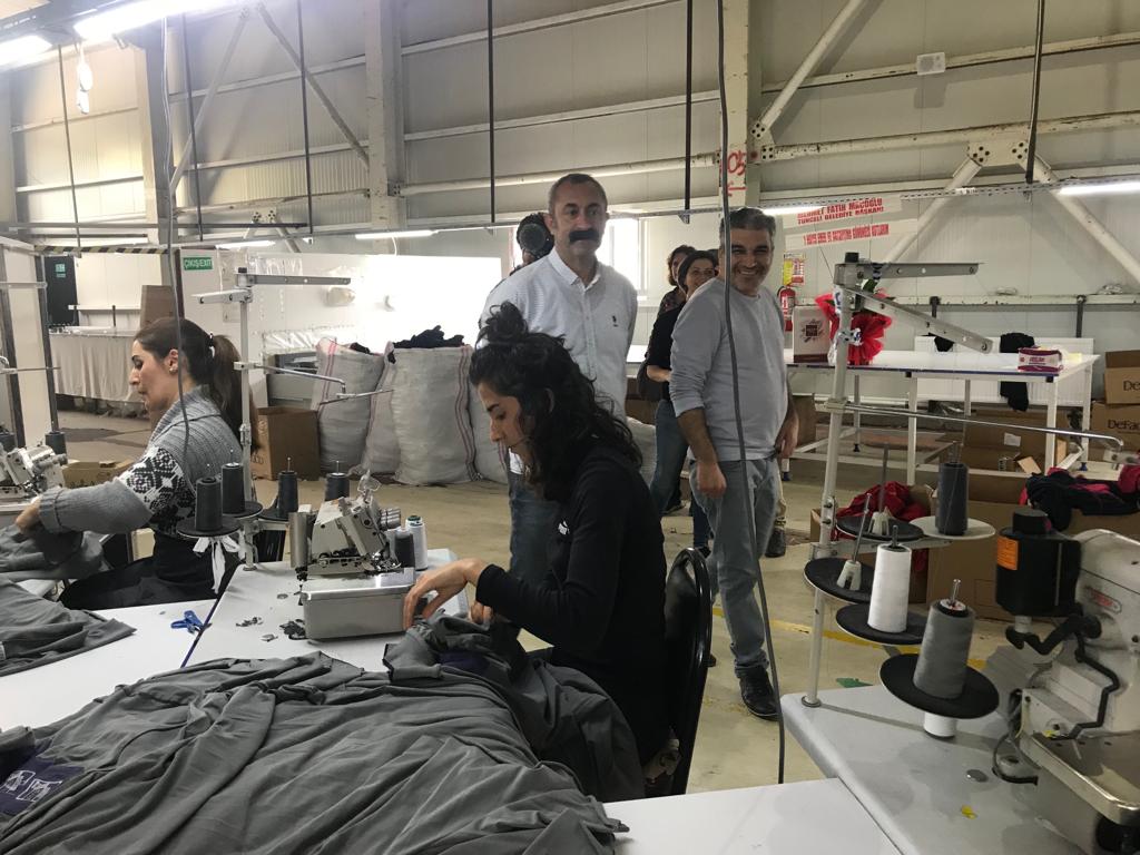 FatihMacoglu's tweet photo. 1 Mayıs işçi bayramında çalışan işçileri unutmayalım...
Dersim'de 1 Mayıs'ta tekstil fabrikasında çalışan işçileri ziyaret ettik. https://t.co/q6KvmXVX65