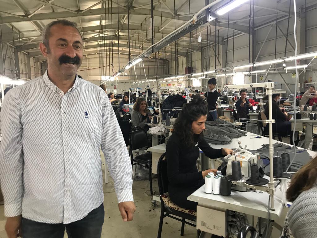 FatihMacoglu's tweet photo. 1 Mayıs işçi bayramında çalışan işçileri unutmayalım...
Dersim'de 1 Mayıs'ta tekstil fabrikasında çalışan işçileri ziyaret ettik. https://t.co/q6KvmXVX65