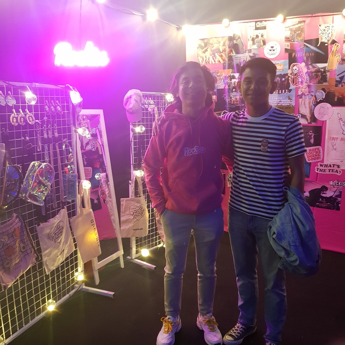 idaXuRais's tweet photo. #Saturday I was at #RROF19 manning the pop up store inside the venue! Had the best time 🥰
More photos and video of the event on my IGTV
https://t.co/asWrDS60Tp
#maydayparade #despanik #modescape #trophyknives #anhonestmistake #patriots #sogband #ohchentaku #withconfidence https://t.co/VekX7HgcA3