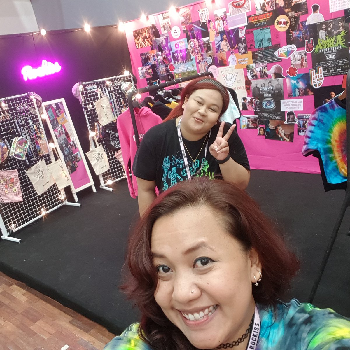 idaXuRais's tweet photo. #Saturday I was at #RROF19 manning the pop up store inside the venue! Had the best time 🥰
More photos and video of the event on my IGTV
https://t.co/asWrDS60Tp
#maydayparade #despanik #modescape #trophyknives #anhonestmistake #patriots #sogband #ohchentaku #withconfidence https://t.co/VekX7HgcA3