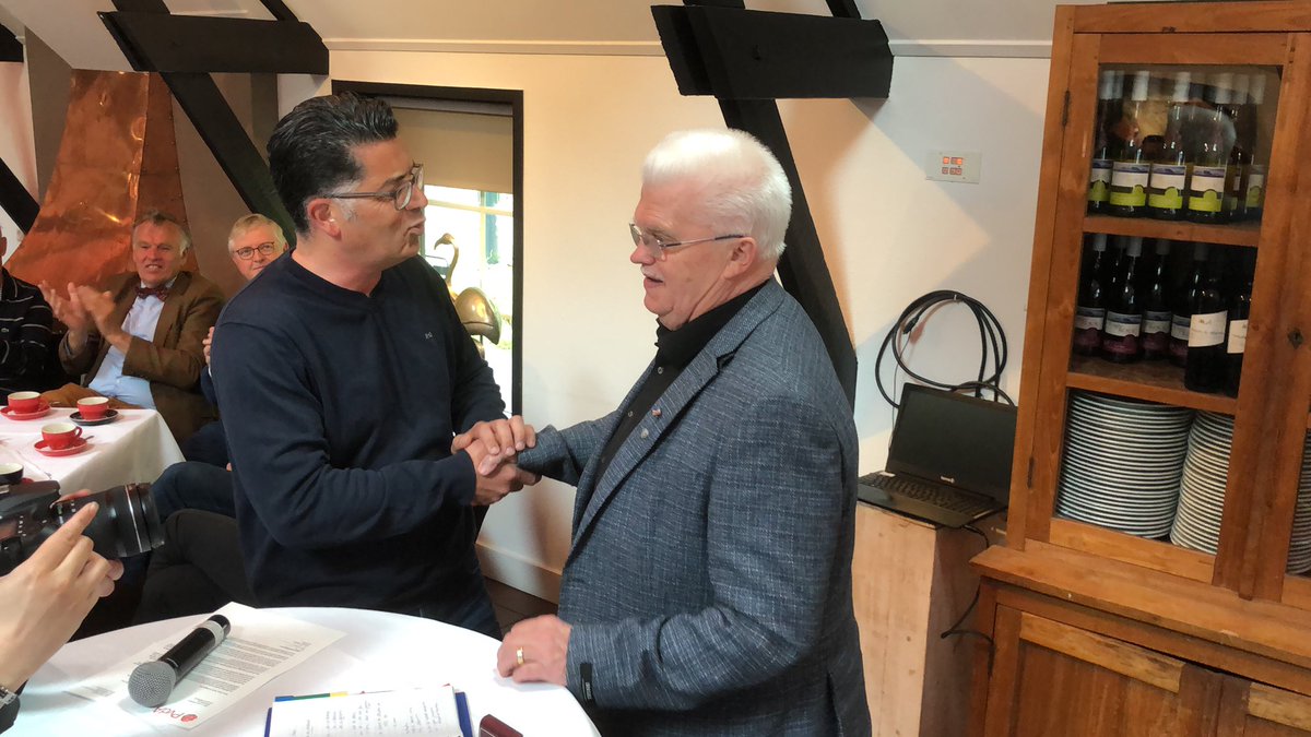 Joop van Ommen ontvangt uit handen van <a href="/PvdAZwolle/">PvdA Zwolle</a> fractievoorzitter @YoucefBenAli de Zilveren speld van verdienste namens landelijke <a href="/PvdA/">Partij van de Arbeid</a> voor zijn jarenlange inzet en het uitdragen van de pvda idealen in de samenleving. #1Meiviering #zwolle #trots