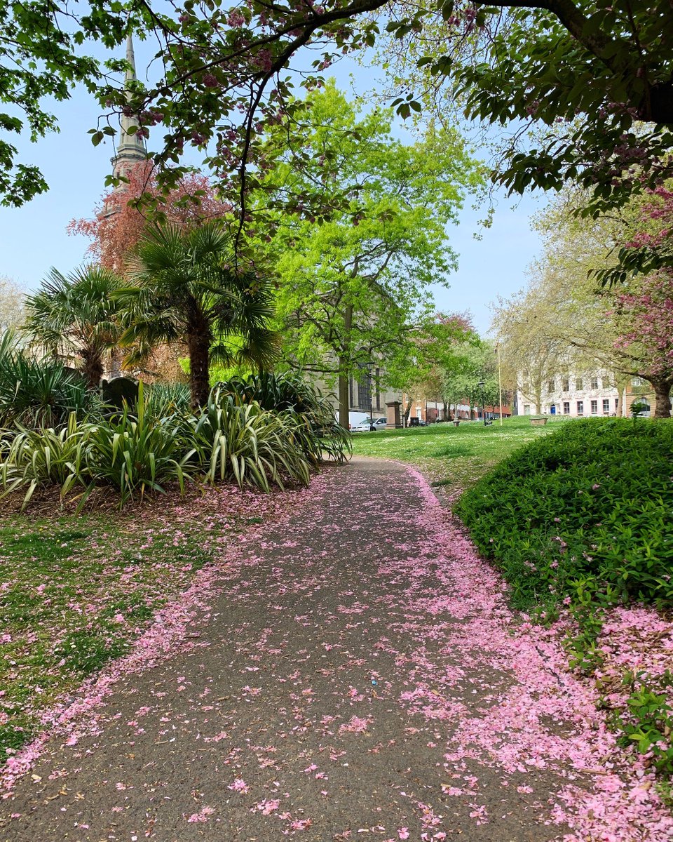 Happy #1stMay, everyone! How handsome is #StPaulsSquare looking? 🌸😍🌸

#Birmingham #JewelleryQuarter #Spring
