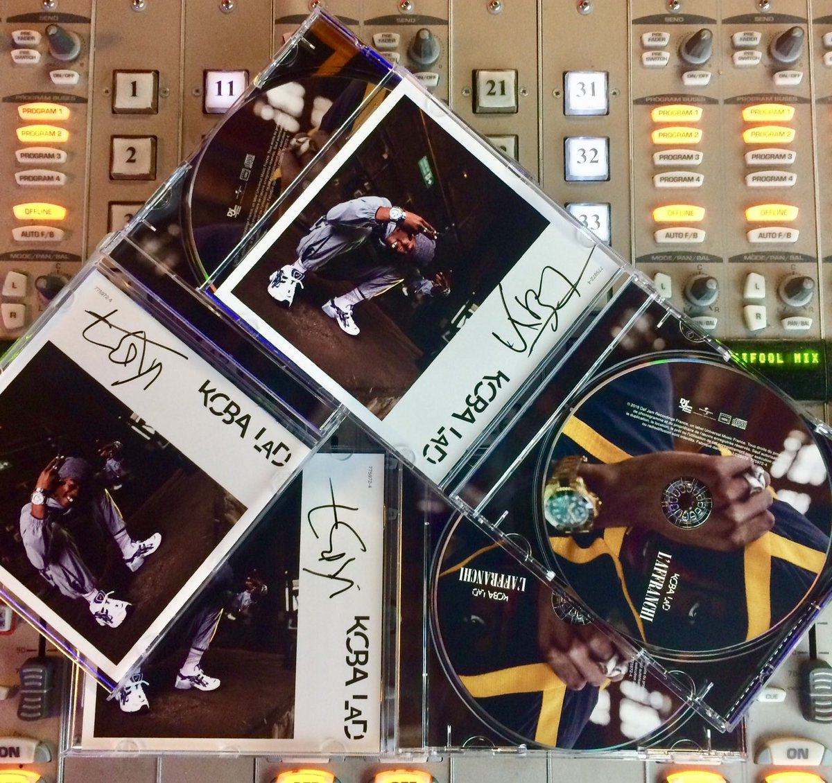 mehdiradio's tweet photo. #Concours 
RT/follow et tweet avec le #SkyrockDedicace pour gagner le 📀dédicacé de @koba7binks 😁
3 gagnants 🥇🥈🥉
Tirage o sort sur mon compte à 16h ! Bonne chance 🍀 
#1ermai https://t.co/y8xQPJVUPi