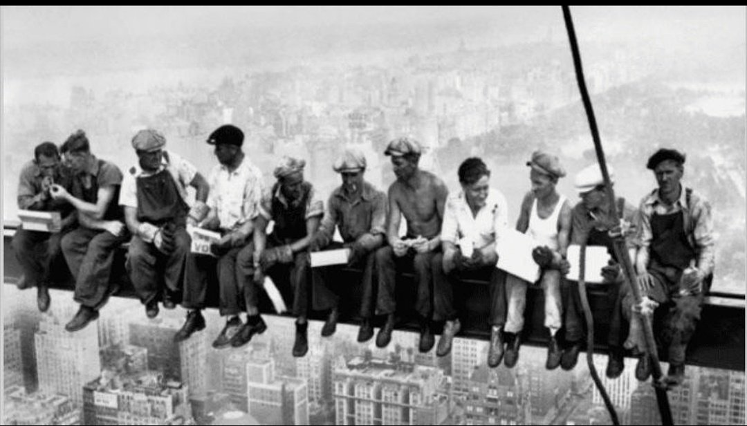 "El trabajador aislado es instrumento de fines ajenos; el trabajador asociado, es dueño y señor de su destino" - José Enrique Rodó.
Feliz día a todos los trabajadores y a los que buscan trabajo. Nunca bajen los brazos aunque se desmotiven.