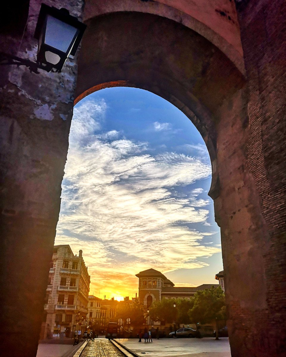 bucairatours's tweet photo. Arco de Elvira (s. XI). Dicha puerta conducía a la antigua #medinaElvira (s. VIII-XI), cerca de #Atarfe.
La Dinastía #Zirí trasladó la capital de la cora a la actual Granada, llamada entonces #Garnata al Yahud  #bucairatours #freetourgranada #freetourAlbaicínimprescindible https://t.co/cdeds8jeTP