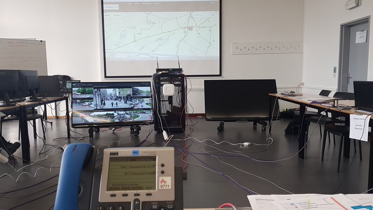stefjoris's tweet photo. Ook vandaag verzorgen we de veiligheid vr de burger #goldcommander #genk #1mei #coördinatiecentrum #samenwerking @G4S https://t.co/pjPlsX8Ig0