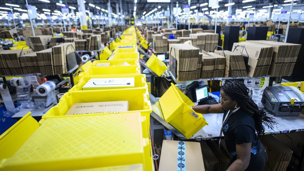 ebenichou's tweet photo. #Amazon  veut relancer sa machine commerciale avec la #livraison  en un jour https://t.co/VBez4jMD1V  #commerce https://t.co/NS81iZJtJb