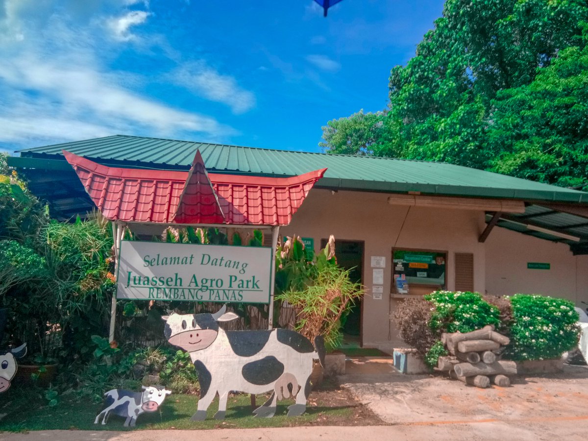 gayatravel's tweet photo. Head to NS Dairy Farm for these delicious fresh milks. While you're there, try activities like camping and cycling.
#TeghojahN9 #travel2N9 #VisitNegeriSembilan #PesonaSeremban #ColoursOfNegeriSembilan #LPNS #GayaTravel #TravelNoMatterWhat #visitmalaysia2020 #SayangiMalaysiaKu https://t.co/JzssP3wAvq