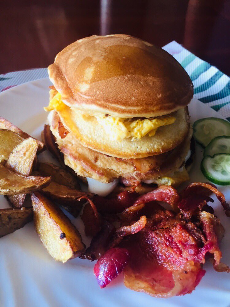 makayformayor's tweet photo. #HowToWife: Labor of Love for Labor Day!
Bacon - Egg - Mozzarella Breakfast Muffin with Potato Wedges π https://t.co/9tbUDxb9gE