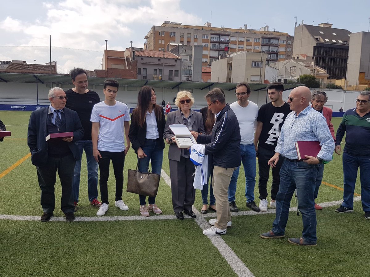 ecgranollers's tweet photo. Sempre amb nosaltres Pere Moyano 💪👏😍 entrega de samarretes i plaques a la família en honor a Pere Moyano. Gràcies per tants anys de dedicació, treball i esforç. 😊 Des del @ecgranollers volem donar les gràcies a família i equips per acompanyar-nos en un dia tant especial😍 https://t.co/hL2ogd5DQp