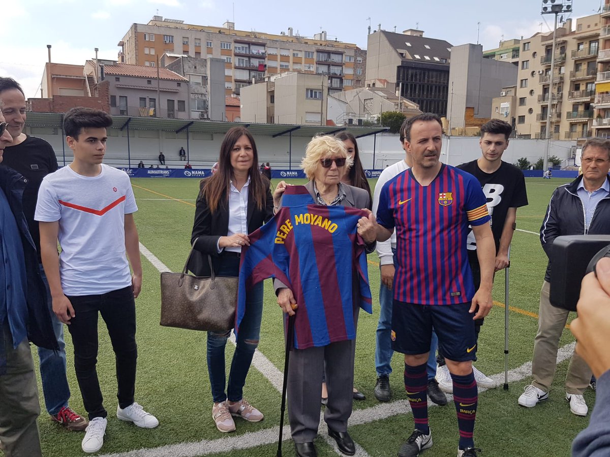 ecgranollers's tweet photo. Sempre amb nosaltres Pere Moyano 💪👏😍 entrega de samarretes i plaques a la família en honor a Pere Moyano. Gràcies per tants anys de dedicació, treball i esforç. 😊 Des del @ecgranollers volem donar les gràcies a família i equips per acompanyar-nos en un dia tant especial😍 https://t.co/hL2ogd5DQp