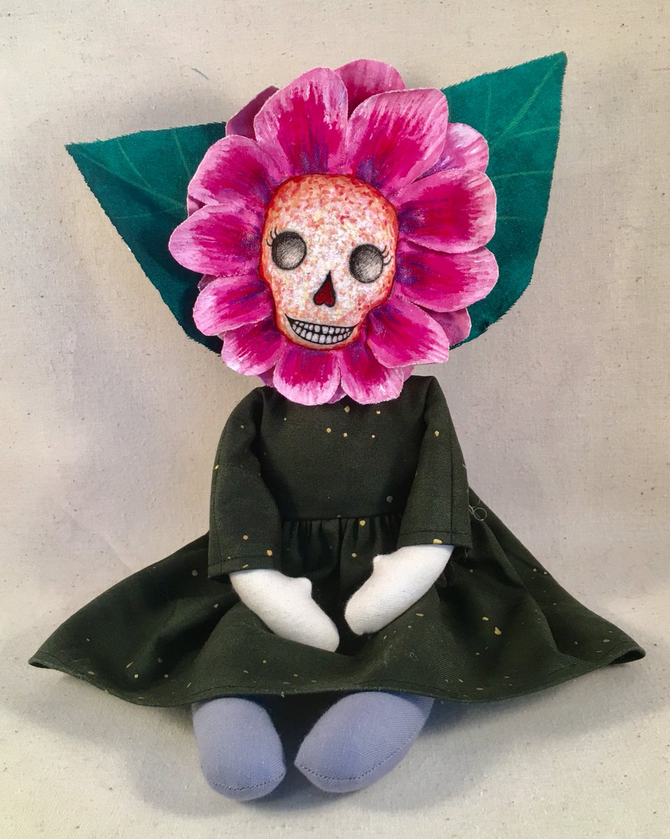 GothicMoppets's tweet photo. #amaryllis #wonderfulwhitby #skull #flower #skullgirl #skullflower #sweetskull #creepydoll #etsyseller https://t.co/jgO4vcrwCI