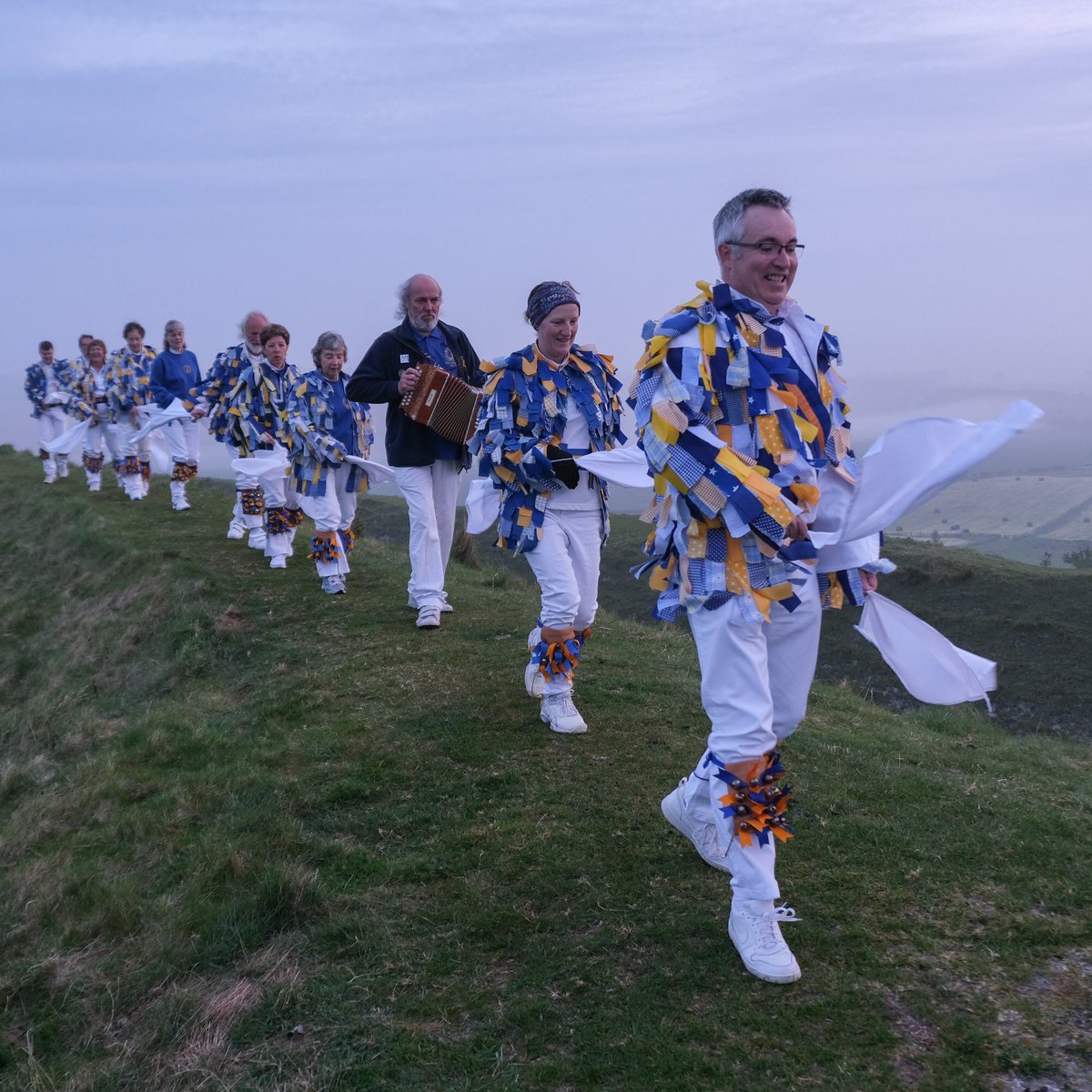 Happy #MayDay2019 #MayMorning from <a href="/SarumMorris/">SarumMorris</a> dancing @EHOldSarum this morning