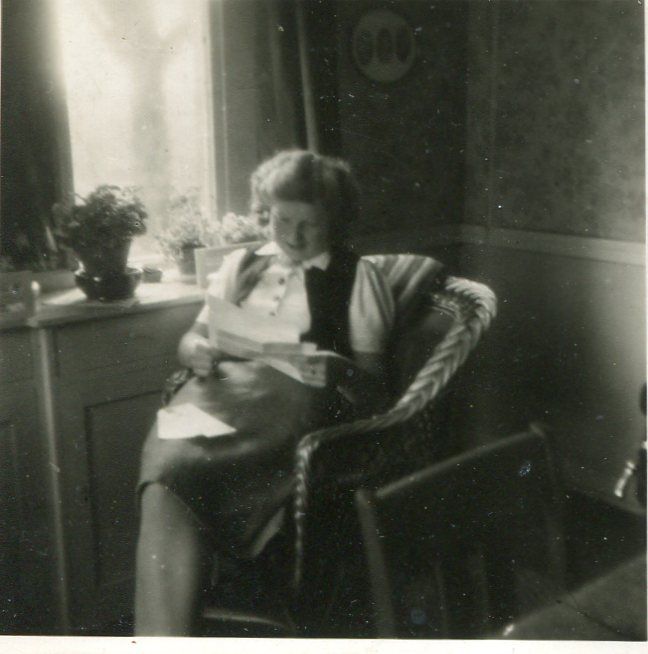 Dementieweb's tweet photo. Irma 's moeder schommelt tijdens een bezoek heen en weer tussen verschillende gemoedstoestanden. "Opeens noem je de meisjes lieve grote schatten. Hopelijk vergeten ze dat nooit meer. Want het volgende moment is je gemoedstoestand volledig anders." https://t.co/DtZfC5SOuu https://t.co/akE1Zuu7Ic