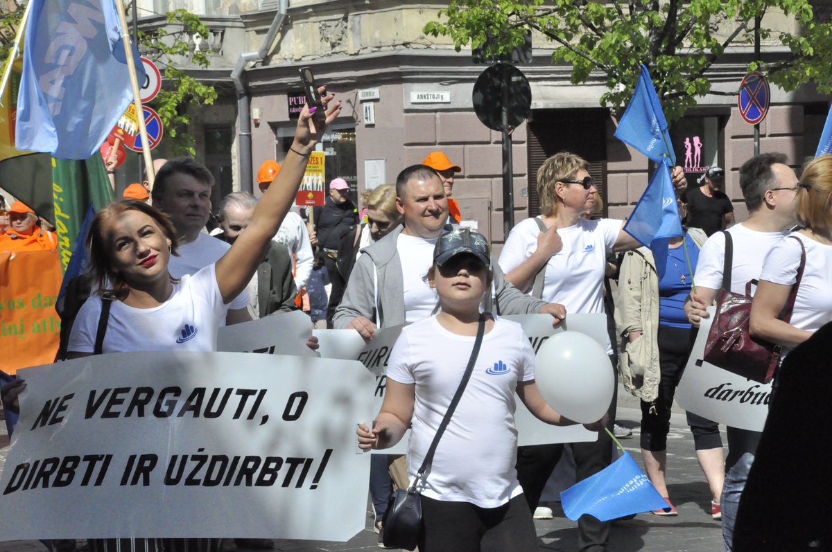 LPSK_en's tweet photo. The International Labour Day in Lithuania!
#LPSK #ItsTime19 #MayDay2019 #WeComeOurRights #tradeunions https://t.co/CTvdv0reIV