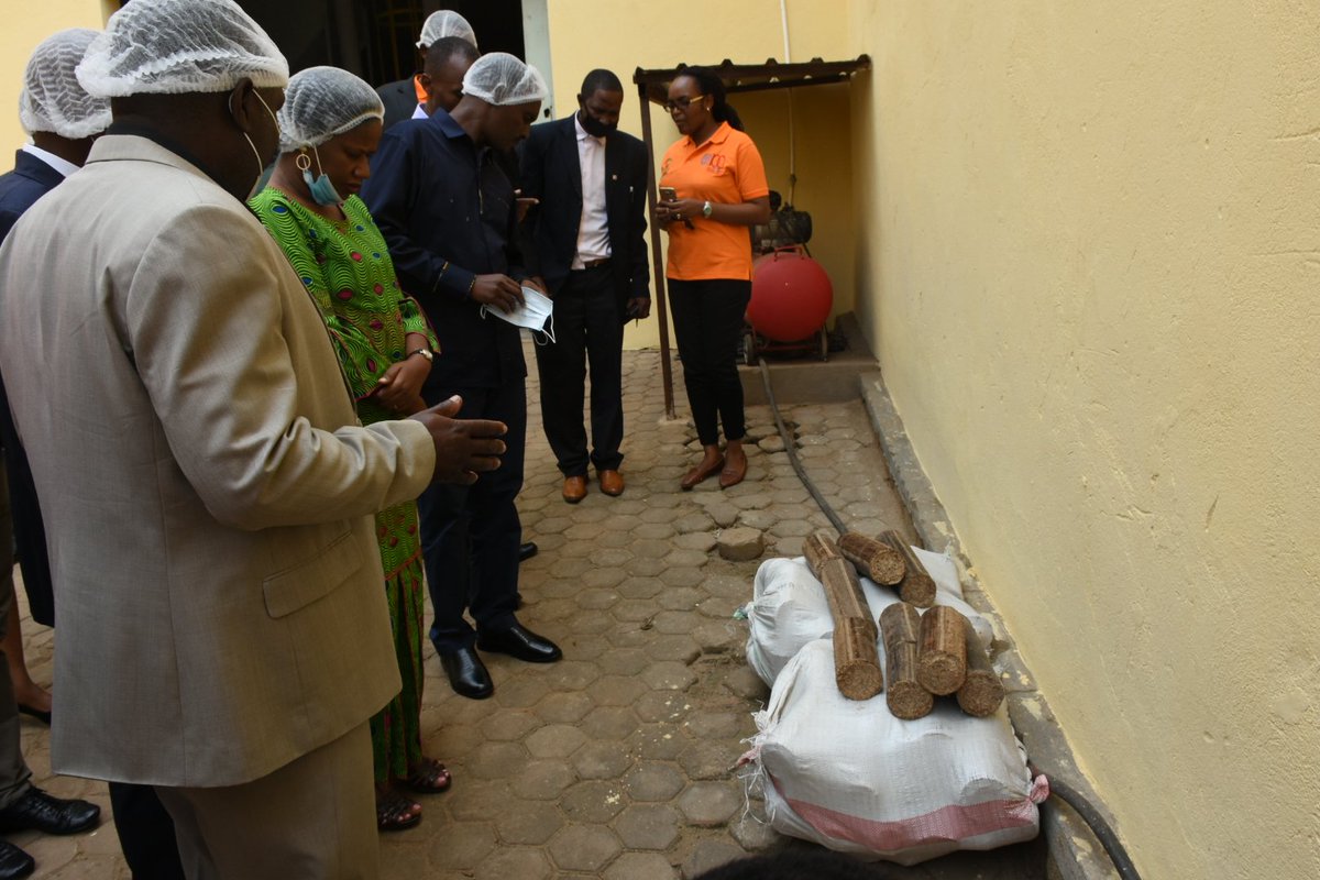 Basabira Laurent uyobora uruganda rw'umuceri rwa Nyagatare yavuze kandi ko uru ruganda mu rwego rwo guhanga imirimo, rwahaye akazi abakozi bahoraho 42 n'abakozi 60 ba nyakabyizi. Ibi bikiyongera ku banyamuryango ibihumbi 4 ba za Koperative 5 zikorana narwo. #LabourDay2019