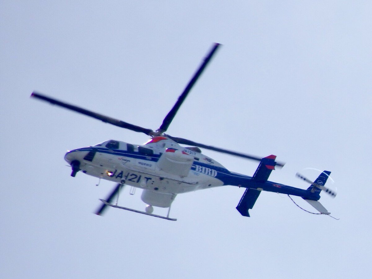 bluesixbike's tweet photo. 報道ヘリ唯一爆音を響かせていた中日本航空(テレビ東京)のベル430🚁 2250FT前後を維持し皇居を中心に飛行。良い絵が撮れましたか？犯罪者を追いかけ回すよりこんな用途に使用して欲しいものです🤔
#報道ヘリ #bell430 #ja121t  #TXN
#テレビ東京 #JOTXDTV https://t.co/kPhFKQ5w9H