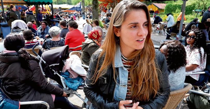 "Dat lijkt me dus geweldig straks in de Schouwburg: een tafel vol met patat en frikandellen.” aldus actrice Rosa da Silva. Rosa ging gisteren met een groep Groningse vrouwen en kinderen naar Drouwenerzand Attractiepark. Een reportage vandaag in <a href="/dvhn_nl/">Dagblad van het Noorden</a>: bit.ly/2GUFwW5