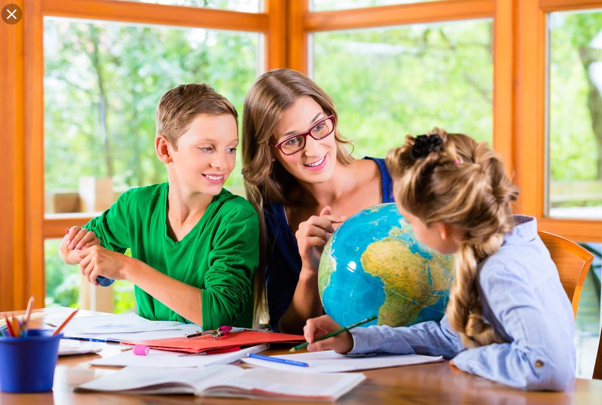 Круглый стол с учениками. Совместная работа учителя и ученика. Совместная работа учителя и учеников. Школьники на занятиях. Дети на уроке.