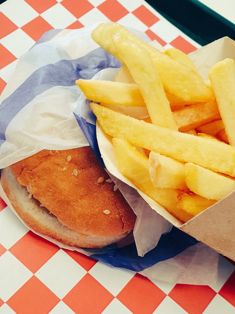 Celebrating this great news about #WindmillTowers with a yummy burger from <a href="/Jesse83Diner/">Jesse's Diner</a> 😋 washed down with some Root Beer as well 🍺