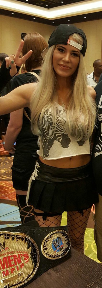 MelissaSkyLove's tweet image. @ashleymassaro11 💛💛