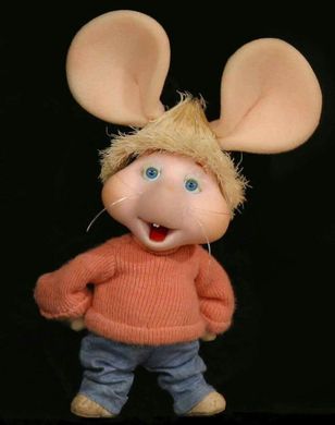 Para los que sigáis creyendo que el TOPO GIGIO era un topo os comunico que topo en italiano quiere decir ratón y que aquí pasaron de traducírnoslo para volvernos locos a todos los niños que creímos durante años que un topo tendría un aspecto muy parecido a un ratón.