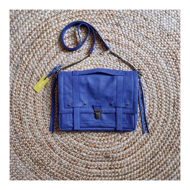 BankaJey's tweet photo. Un 1er mai tout en couleur! 💙🌱 #bag #leather #leatherbag #cartable #petitcartable #cuir #creation #createurfrancais #personnalisation #commande #faitmain #handmade #madeinfrance #madeinparis #jonc #ferié #sun #chill #bleuroi #wax #instalike #paris https://t.co/vLOeEnPuPY https://t.co/hx3PGJzCFo