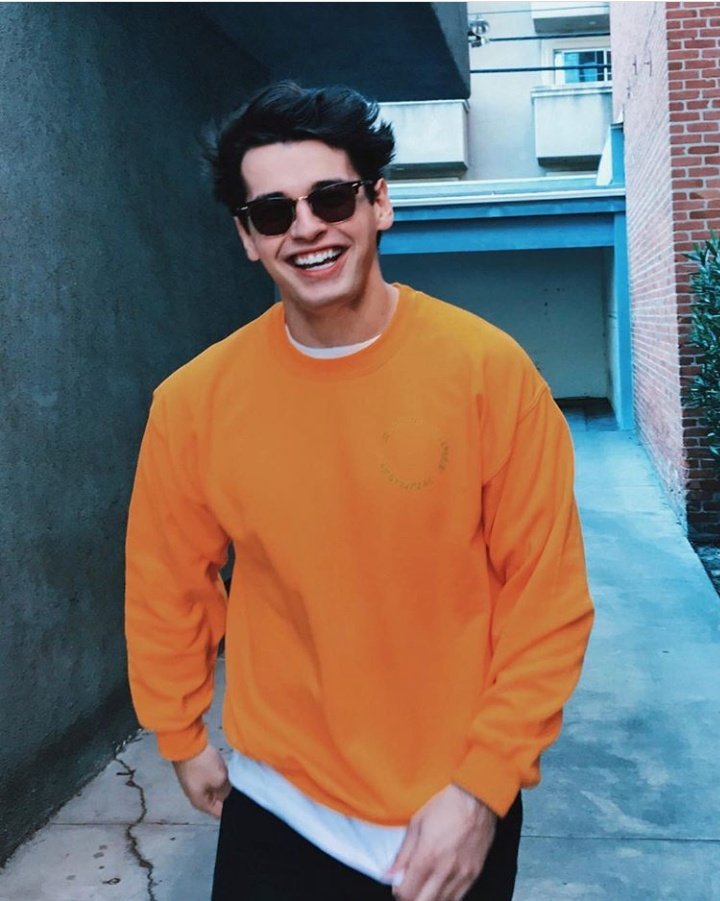 Obiecałem sobie, że nigdy się w Tobie nie zakocham, ale była 4 nad ranem i śmialiśmy się tak bardzo i poczułem się szczęśliwy po raz pierwszy od długiego czasu i wiedziałem, że przepadłem.