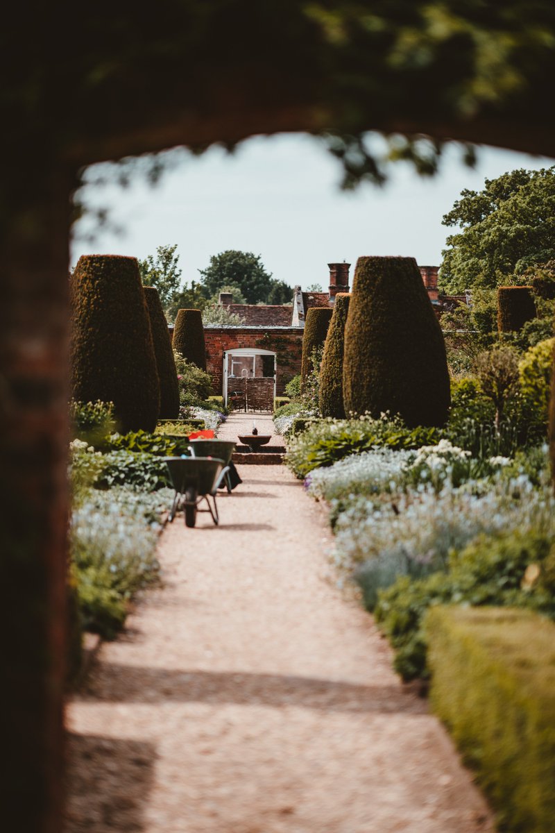 A question! Would love to know of any hotels and country houses in Ireland with great kitchen gardens. Somewhere that grows its own fruit, veg + herbs and features them on their menus. Places like @MountFalconEst @VPLodge @BallyfinDemesne. RTs welcome. Thank you! #JournoRequest