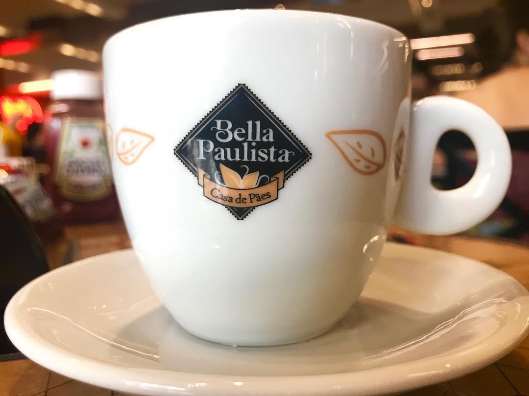 "Que o dia seja leve, que a tristeza seja breve e que o dia seja feliz. Bom dia!" e essa foi a mensagem que eu recebi da minha mãe no grupo da família. Bora começar esse feriado de Dia do Trabalho com um bom café expresso!  ☕😄