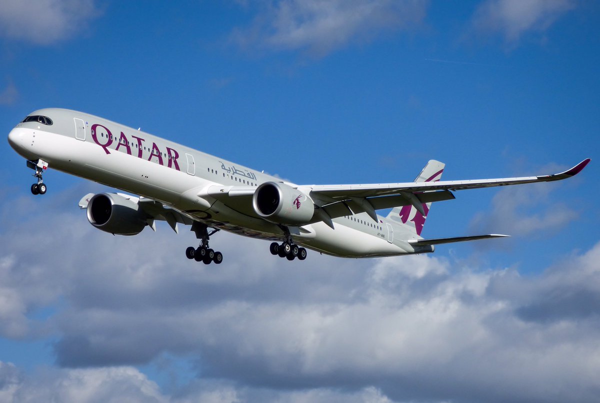 daydealx's tweet photo. Airbus A350-1000 เครื่องบินรุ่นใหม่ล่าสุดของแอร์บัส เป็นเครื่องบินขนาดใหญ่ พิสัยบินไกล เครื่องยนตร์ 2 เครื่อง กระจกหน้า cockpit เป็นแถบสีดำ จัดผังที่นั่งแบบ 3 ชั้นโดยสาร ล้อ main gear 6คู่ ปลายปีกโค้งงอน เปิดตัวครั้งแรกในไทยวันที่ 9 กุมภาพันธ์ 2018
#LSUT
เดย์ดีล การบิน ปี3 https://t.co/nsiTxvlSGq