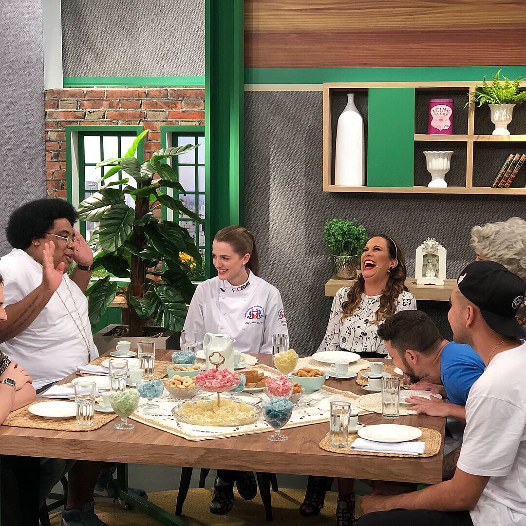 Hoje às 15h no <a href="/gazetamulheres/">Mulheres</a> eu vou ensinar a preparar uma receita inesquecível. Todos ligadinhos na 📺 Quero ver nos comentários se vocês acertam qual é a receita... 😋 com <a href="/ReginaVolpato1/">Regina Volpato</a> e <a href="/grupodobola/">Grupo Do Bola</a> #TeamBarbara #barbaracardin #tvgazeta #gazetamulheres #chef #receita