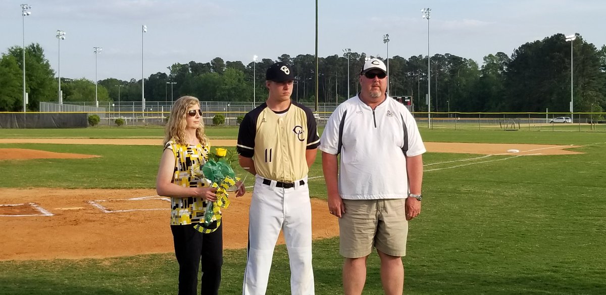 HorsesDiamond9's tweet photo. @HorsesDiamond9 close out the home season.  We play again on Thursday @EDbaseball643 .  Thank you seniors for your time https://t.co/5kLnRHClzG