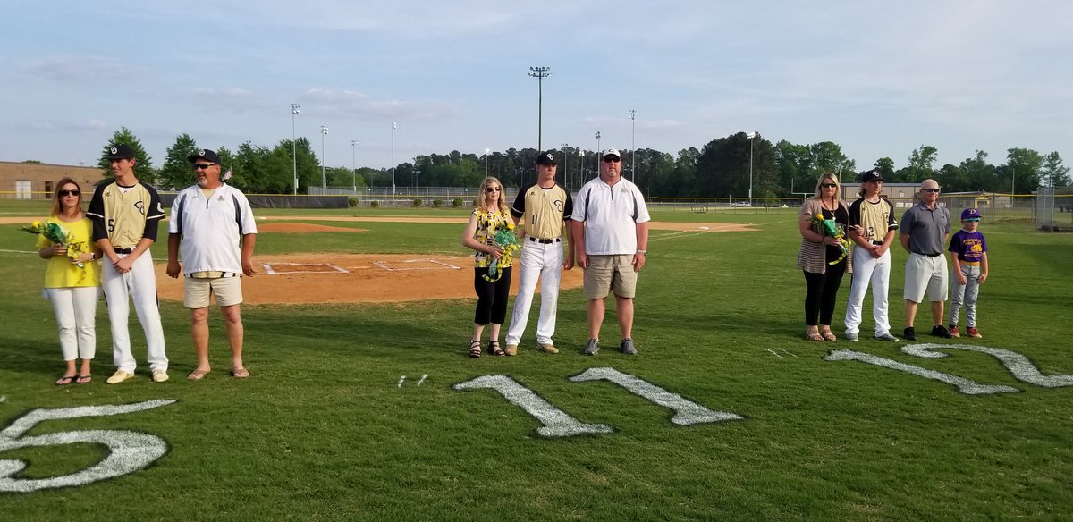 HorsesDiamond9's tweet photo. @HorsesDiamond9 close out the home season.  We play again on Thursday @EDbaseball643 .  Thank you seniors for your time https://t.co/5kLnRHClzG